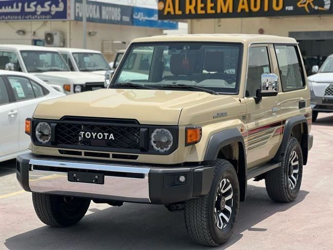 Новый Toyota Land Cruiser 70 Series Рестайлинг 2, 4.0 л, 2025 в Дубае от AL REEM AUTO Бежевый цвет. GCC | AUTO.AE
