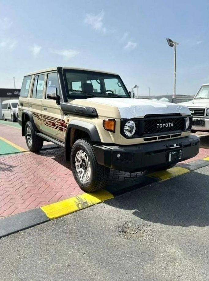 جديدة Toyota Land Cruiser 70 Series 70 Series Facelift 2, 4.0 l, 2024 في في دبي من Atlantis Motors FZE، اللون بيج. مواصفات الخليج | AUTO.AE
