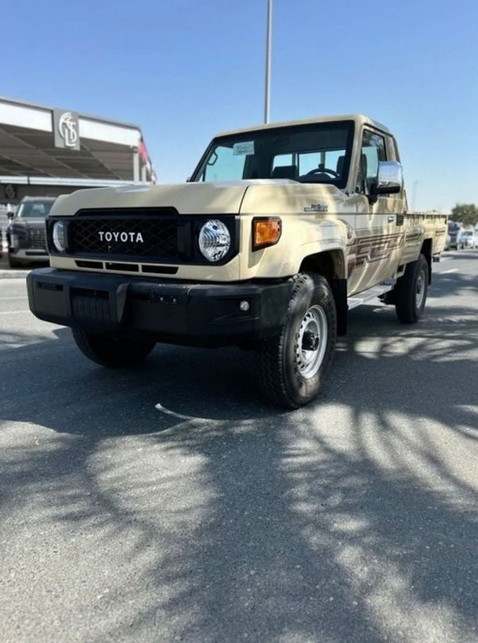 جديدة Toyota Land Cruiser 70 Series 70 Series Facelift 2, 4.0 l, 2024 في في دبي من Atlantis Motors FZE، اللون بيج. مواصفات الخليج | AUTO.AE