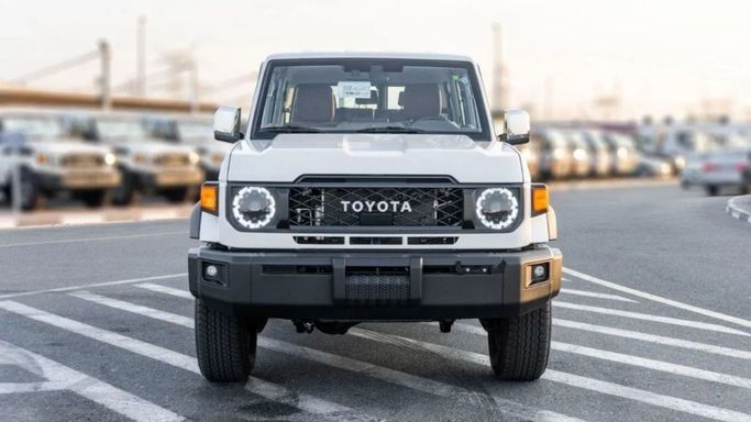 Новый Toyota Land Cruiser 70 Series Рестайлинг 2, 2.8 л, 2024 в Дубае от Atlantis Motors FZE Белый цвет. GCC | AUTO.AE