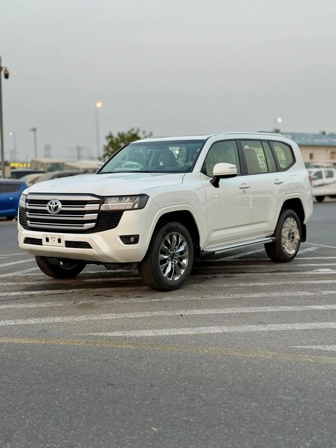Новый Toyota Land Cruiser 300 Series, 4.0 л, 2025 в Дубае от Signature Motors FZE Белый цвет. GCC | AUTO.AE