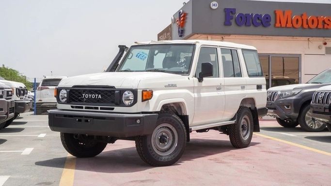 Новый Toyota Land Cruiser 70 Series Рестайлинг 2, 4.2 л, 2025 в Дубае от FORCE MOTORS FZE Белый цвет. Японская | AUTO.AE