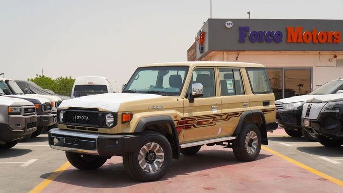 Новый Toyota Land Cruiser 70 Series Рестайлинг 2, 2.8 л, 2025 в Дубае от FORCE MOTORS FZE Бежевый цвет. GCC | AUTO.AE