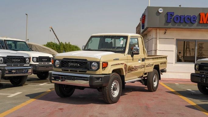 Новый Toyota Land Cruiser 70 Series Рестайлинг 2, 4.2 л, 2025 в Дубае от FORCE MOTORS FZE Бежевый цвет. GCC | AUTO.AE