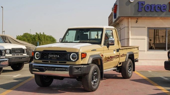 Новый Toyota Land Cruiser 70 Series Рестайлинг 2, 4.2 л, 2025 в Дубае от FORCE MOTORS FZE Бежевый цвет. GCC | AUTO.AE