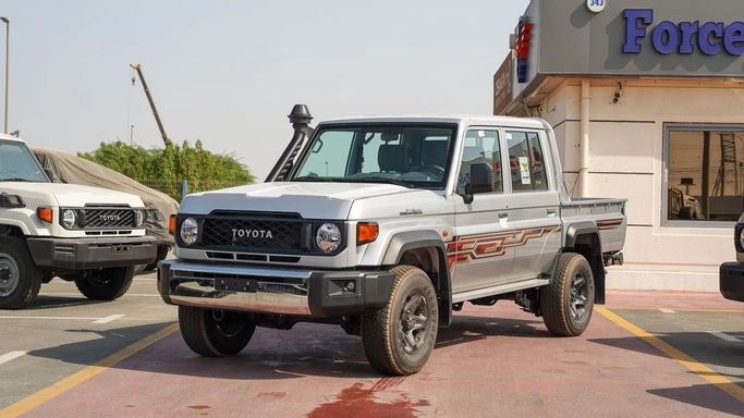 Новый Toyota Land Cruiser 70 Series Рестайлинг 2, 4.5 л, 2024 в Дубае от FORCE MOTORS FZE Серебристый цвет. GCC | AUTO.AE
