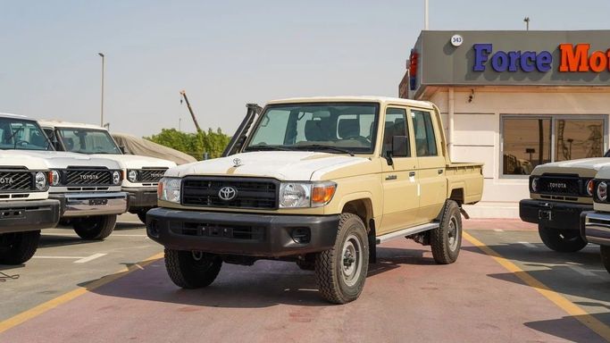 جديدة Toyota Land Cruiser 70 Series 70 Series Facelift 2, 4.2 l, 2025 في في دبي من FORCE MOTORS FZE، اللون بيج. مواصفات الخليج | AUTO.AE
