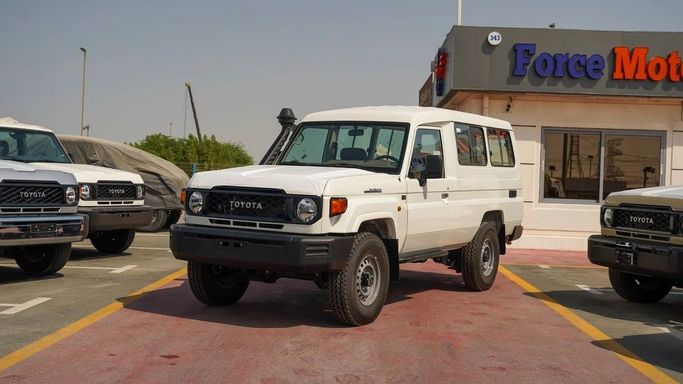جديدة Toyota Land Cruiser 70 Series 70 Series Facelift 2, 4.2 l, 2025 في في دبي من FORCE MOTORS FZE، اللون أبيض. مواصفات الخليج | AUTO.AE