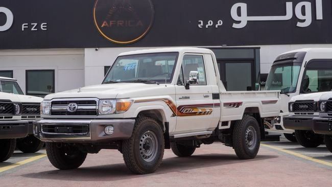 Новый Toyota Land Cruiser 70 Series Рестайлинг 2, 4.0 л, 2023 в Дубае от Africa Auto FZE Белый цвет. GCC | AUTO.AE