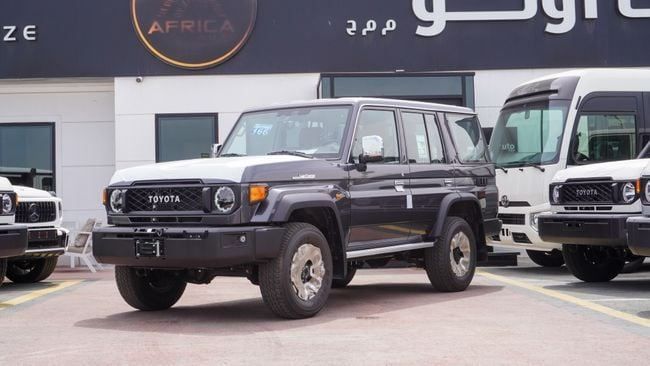 جديدة Toyota Land Cruiser 70 Series 70 Series Facelift 2, 4.0 l, 2025 في في دبي من Africa Auto FZE، اللون رمادي. مواصفات الخليج | AUTO.AE