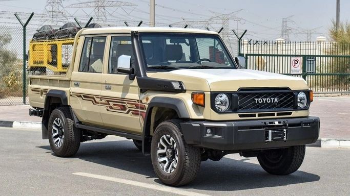 Новый Toyota Land Cruiser 70 Series Рестайлинг 2, 4.0 л, 2024 в Дубае от GOLZAR AUTO FZE Светло-коричневый цвет. GCC | AUTO.AE
