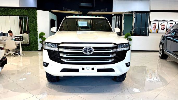 Подержанный Toyota Land Cruiser 300 Series, 4.0 л, 2024 в Дубае от FLEX DRIVE Белый цвет. GCC | AUTO.AE
