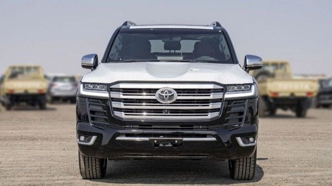 Новый Toyota Land Cruiser 300 Series, 3.4 л, 2025 в Дубае от TARGET MOTORS FZE Черный цвет. Европейская | AUTO.AE