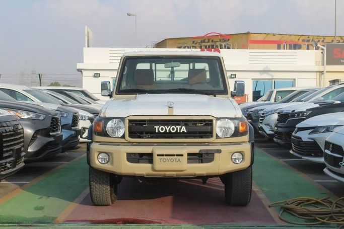 Новый Toyota Land Cruiser 70 Series Рестайлинг 1, 4.0 л, 2023 в Дубае от AL BAHAR MOTORS FZE Бежевый цвет.  | AUTO.AE