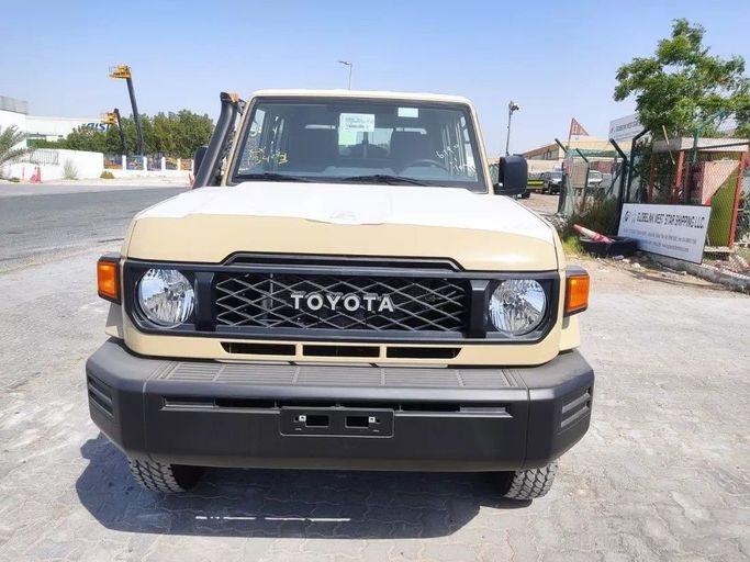 جديدة Toyota Land Cruiser 70 Series 70 Series Facelift 2, 4.0 l, 2024 في في دبي من AL BAHAR MOTORS FZE، اللون بيج.  | AUTO.AE
