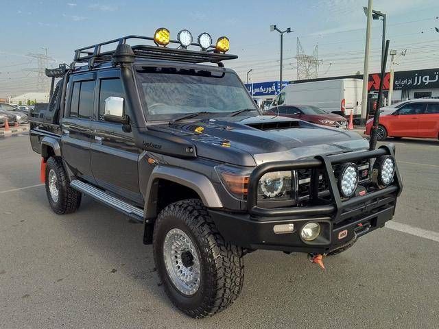 Подержанный Toyota Land Cruiser 70 Series Рестайлинг 1, 4.5 л, 2021 в Дубае от SONDOS MOTORS FZE Серый цвет.  | AUTO.AE