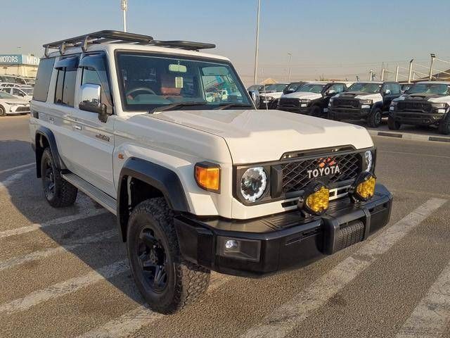 مستعملة Toyota Land Cruiser 70 Series 70 Series Facelift 1, 4.0 l, 2015 في في دبي من SONDOS MOTORS FZE، اللون أبيض. أخرى | AUTO.AE