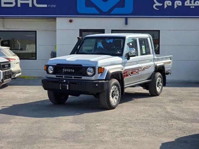 Новый Toyota Land Cruiser 70 Series Рестайлинг 2, 2.8 л, 2025 в Дубае от Mercury Global FZCO Серебристый цвет. GCC | AUTO.AE