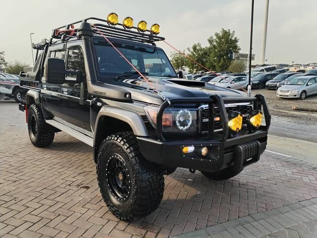 مستعملة Toyota Land Cruiser 70 Series 70 Series Facelift 1, 4.5 l, 2013 في في دبي من SONDOS MOTORS FZE، اللون أسود. أخرى | AUTO.AE