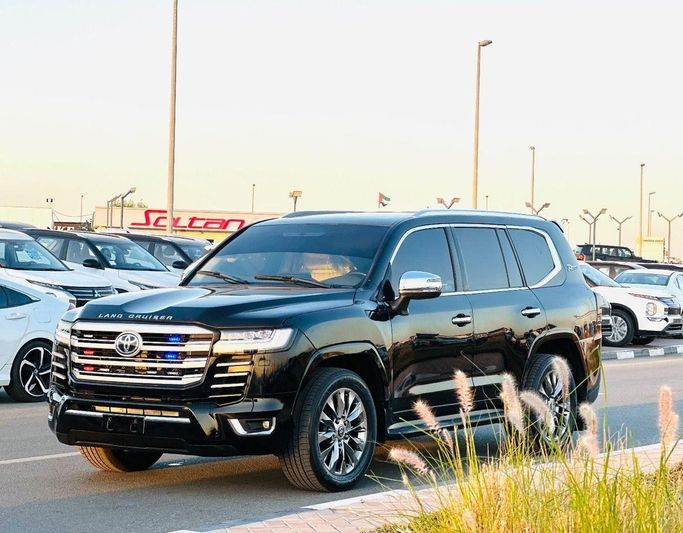 Used Toyota Land Cruiser 200 Series Facelift 2, 4.0 l, 2019 in Dubai by Global Motors, Black color. GCC Specs | AUTO.AE