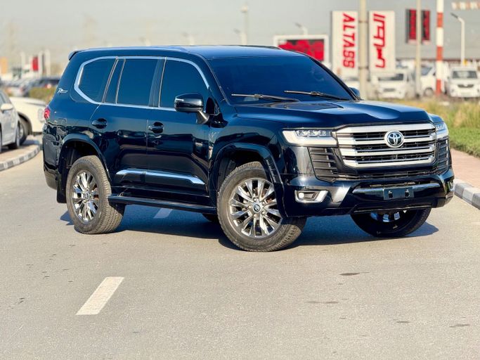 Used Toyota Land Cruiser 200 Series Facelift 2, 4.0 l, 2016 in Dubai, Black color. GCC Specs | AUTO.AE