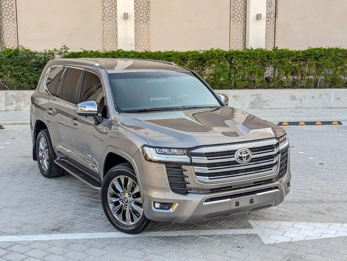Подержанный Toyota Land Cruiser Twin Turbo 300 Series, 3.5 л, 2025 в Дубае от NEW ABU TAJ MOTORS Бронзовый цвет. GCC | AUTO.AE