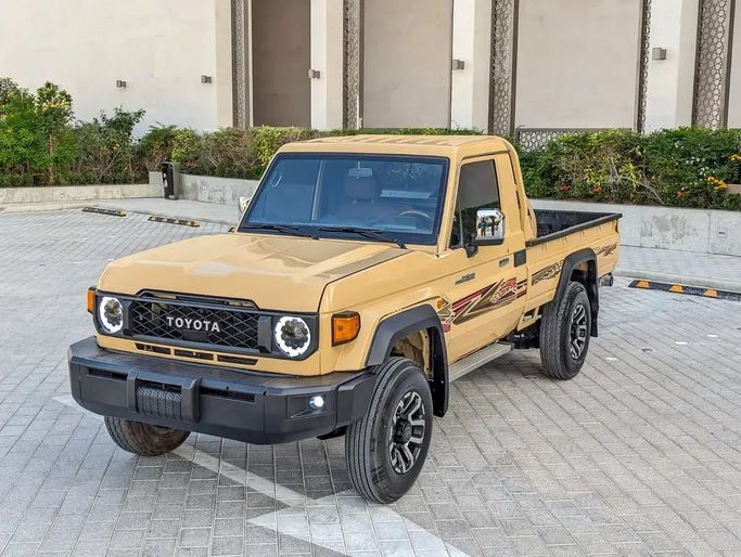 Подержанный Toyota Land Cruiser 70 Series Рестайлинг 2, 4.0 л, 2025 в Дубае от NEW ABU TAJ MOTORS Бежевый цвет. GCC | AUTO.AE