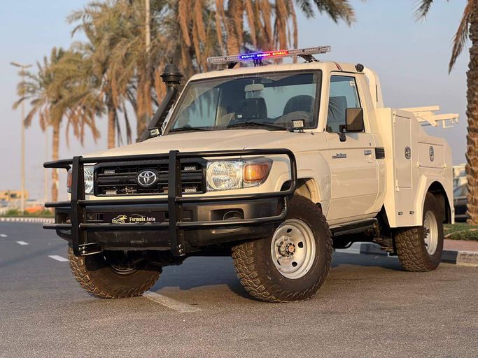 جديدة Toyota Land Cruiser 70 Series 70 Series Facelift 1, 4.0 l, 2023 في في دبي من FORMULA AUTO، اللون أبيض.  | AUTO.AE