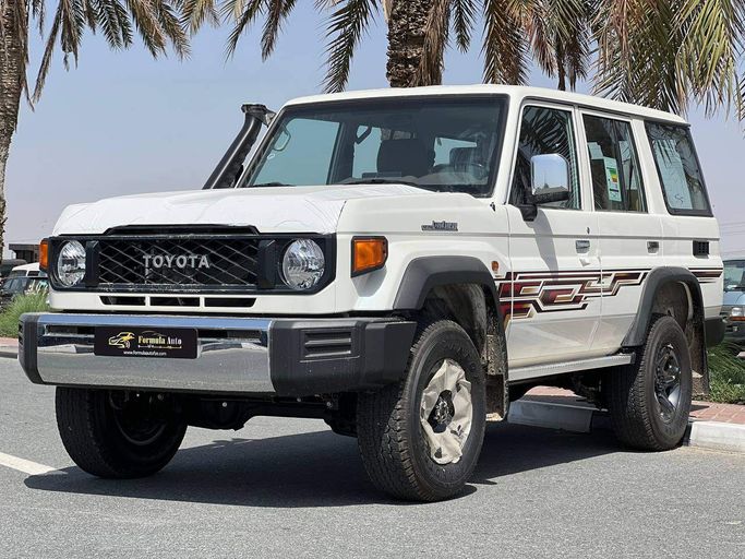 Новый Toyota Land Cruiser 70 Series Рестайлинг 2, 4.0 л, 2024 в Дубае от FORMULA AUTO Белый цвет.  | AUTO.AE | Объявление #239975
