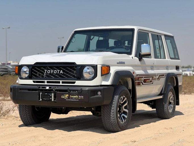 Новый Toyota Land Cruiser 70 Series Рестайлинг 2, 2.8 л, 2025 в Дубае от FORMULA AUTO Белый цвет.  | AUTO.AE | Объявление #240007