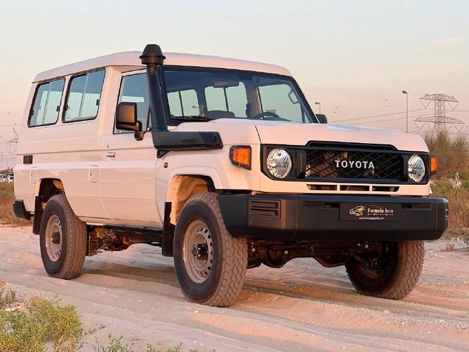 Новый Toyota Land Cruiser 70 Series Рестайлинг 2, 4.5 л, 2024 в Дубае от FORMULA AUTO Белый цвет.  | AUTO.AE | Объявление #240017