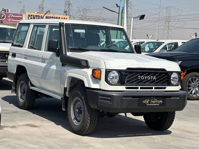 جديدة Toyota Land Cruiser 70 Series 70 Series Facelift 2, 4.2 l, 2025 في في دبي من FORMULA AUTO، اللون أبيض.  | AUTO.AE