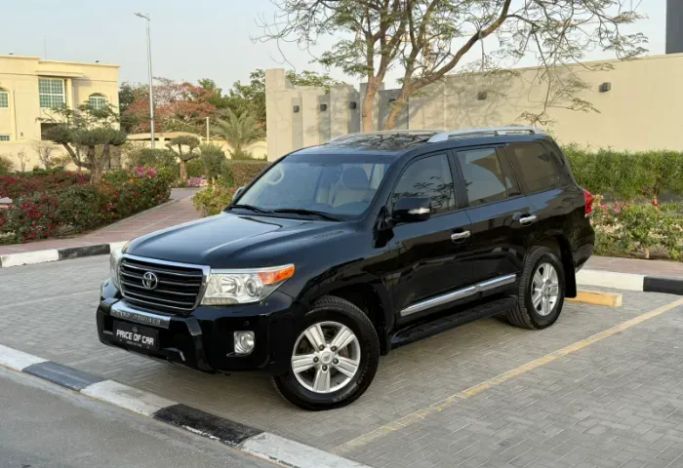 مستعملة Toyota Land Cruiser 200 Series 200 Series Facelift 1, 4.0 l, 2014 في في دبي من Price Of Car، اللون أسود.  | AUTO.AE