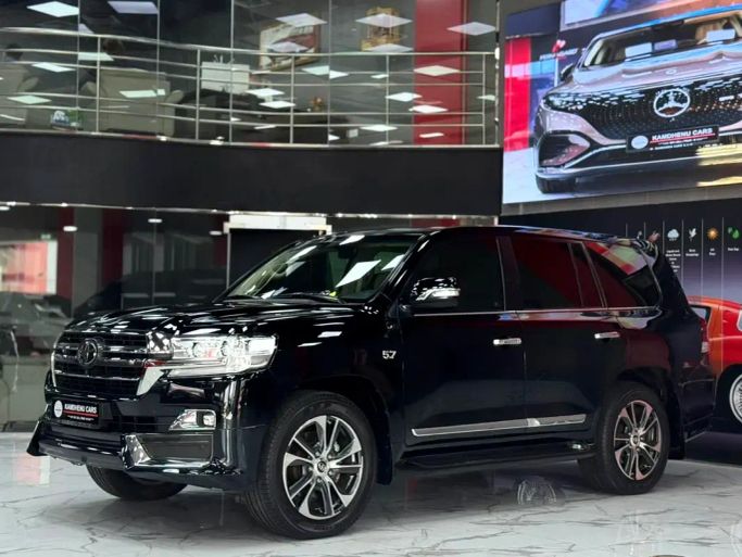 مستعملة Toyota Land Cruiser 200 Series 200 Series Facelift 2, 5.7 l, 2020 في في دبي من Kamdhenu Cars، اللون أسود. مواصفات الخليج | AUTO.AE