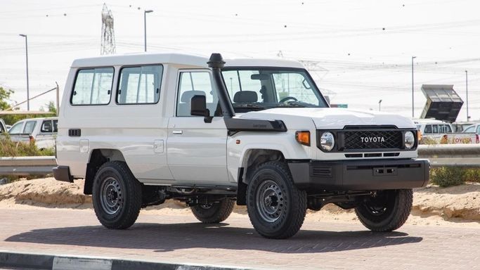 جديدة Toyota Land Cruiser 70 Series 70 Series Facelift 2, 4.2 l, 2025 في في دبي من PRIME AUTOMOBILES، اللون أبيض. مواصفات الخليج | AUTO.AE