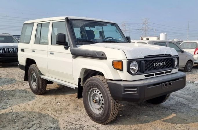 جديدة Toyota Land Cruiser 70 Series 70 Series Facelift 2, 4.2 l, 2025 في في دبي من PRIME AUTOMOBILES، اللون أبيض. مواصفات الخليج | AUTO.AE