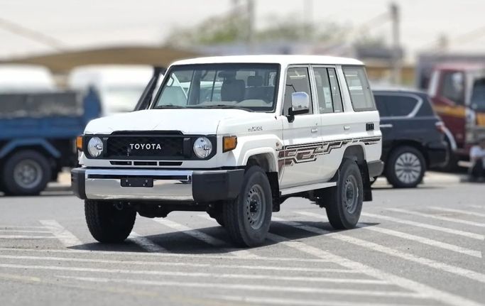 جديدة Toyota Land Cruiser 70 Series 70 Series Facelift 2, 4.5 l, 2025 في في دبي من PRIME AUTOMOBILES، اللون أبيض. مواصفات الخليج | AUTO.AE