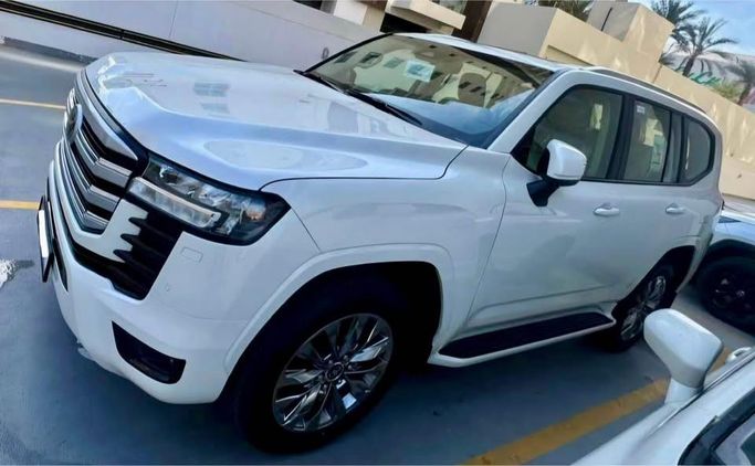 جديدة Toyota Land Cruiser السلسلة 300, 4.0 l, 2026 في في دبي من LiveCars، اللون أبيض. مواصفات الخليج | AUTO.AE