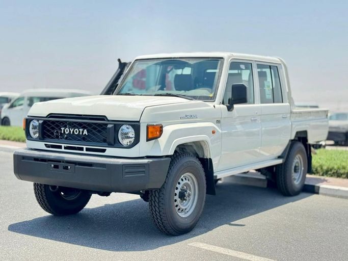 Новый Toyota Land Cruiser 70 Series Рестайлинг 2, 2.8 л, 2025 в Дубае от Hussein Ghulam Motors FZCO Белый цвет. GCC | AUTO.AE