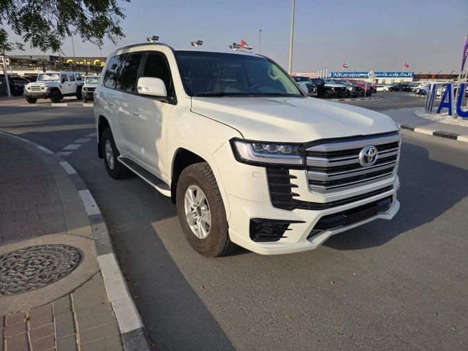 مستعملة Toyota Land Cruiser 200 Series 200 Series Facelift 2, 4.5 l, 2017 في في دبي من GREENLIGHT MOTORS، اللون أبيض. مواصفات الخليج | AUTO.AE