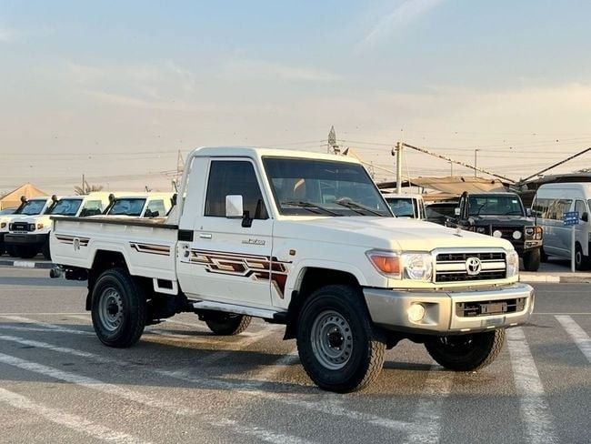 Подержанный Toyota Land Cruiser 70 Series Рестайлинг 1, 4.0 л, 2018 в Дубае от SIKANDAR MOTORS Белый цвет. GCC | AUTO.AE