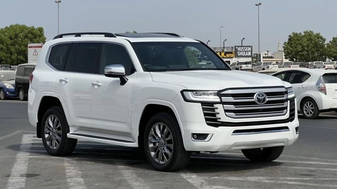 Подержанный Toyota Land Cruiser Twin Turbo 300 Series, 3.5 л, 2025 в Дубае от GREENLIGHT MOTORS Белый цвет.  | AUTO.AE | Объявление #243338