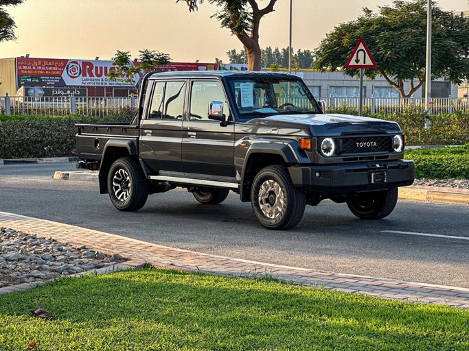 Новый Toyota Land Cruiser 70 Series Рестайлинг 2, 2.8 л, 2024 в Дубае от Al Hakim Motors Серый цвет.  | AUTO.AE