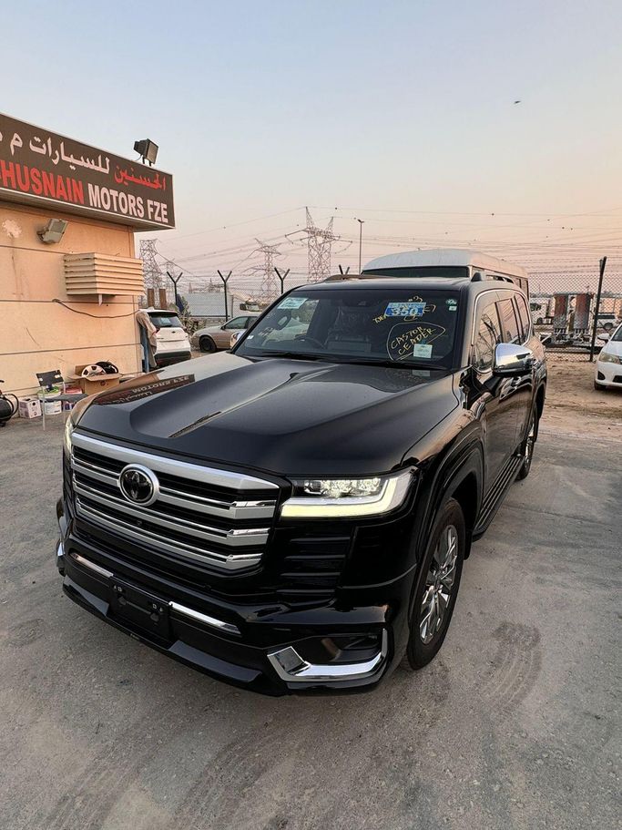 Подержанный Toyota Land Cruiser 300 Series, 3.3 л, 2023 в Дубае от AL HUSNAIN MOTORS FZE Черный цвет.  | AUTO.AE