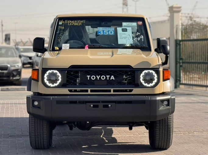 Подержанный Toyota Land Cruiser 70 Series Рестайлинг 2, 2.8 л, 2024 в Дубае от AL HUSNAIN MOTORS FZE Бежевый цвет.  | AUTO.AE