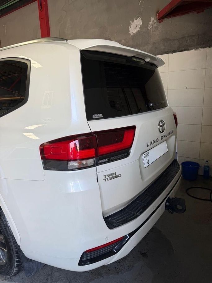 Подержанный Toyota Land Cruiser Twin Turbo 300 Series, 3.5 л, 2022 в Дубае Белый цвет. GCC | AUTO.AE