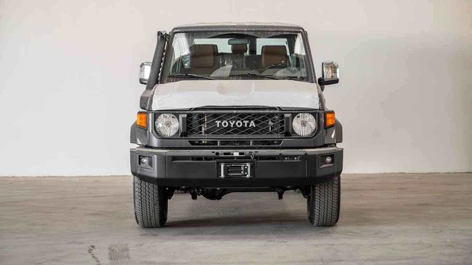 جديدة Toyota Land Cruiser 70 Series 70 Series Facelift 2, 4.0 l, 2025 في في دبي من Auto Vision LLC، اللون رمادي.  | AUTO.AE