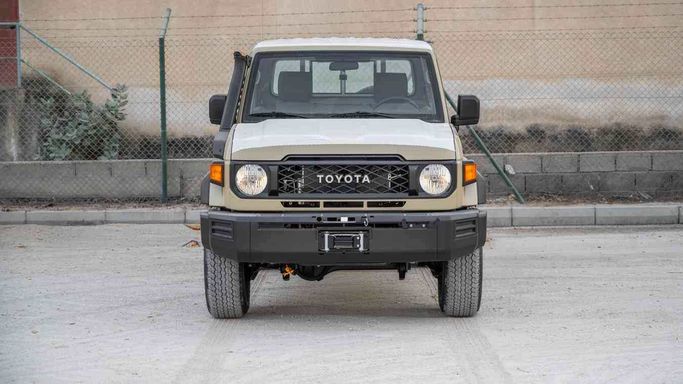 جديدة Toyota Land Cruiser 70 Series 70 Series Facelift 2, 4.2 l, 2025 في في دبي من Auto Vision LLC، اللون بيج.  | AUTO.AE