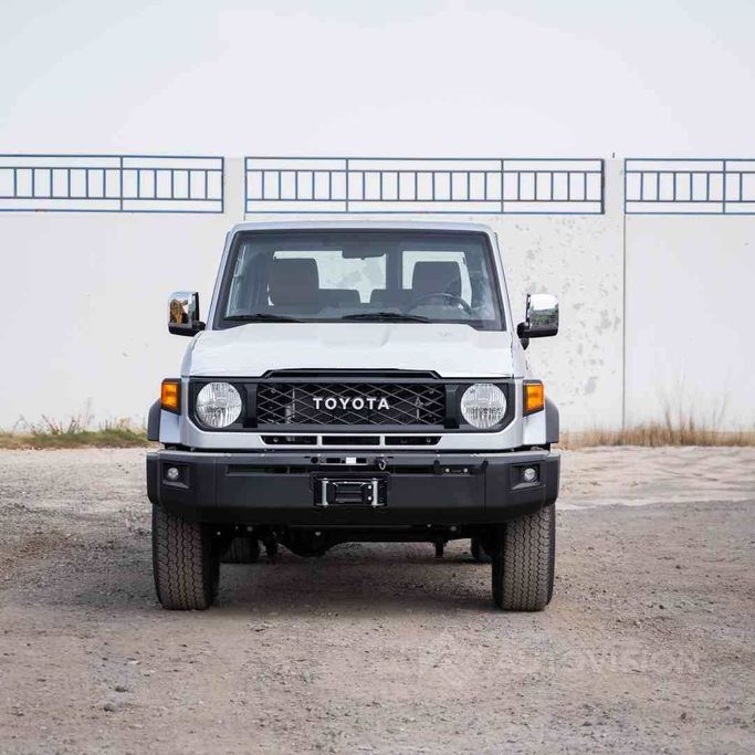 Новый Toyota Land Cruiser 70 Series Рестайлинг 2, 4.0 л, 2025 в Дубае от Auto Vision LLC Серебристый цвет.  | AUTO.AE | Объявление #245561