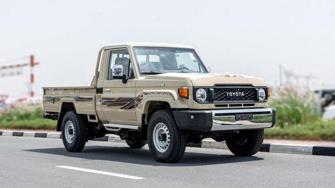 Новый Toyota Land Cruiser 70 Series Рестайлинг 2, 2.8 л, 2026 в Дубае от CGM Auto Бежевый цвет.  | AUTO.AE | Объявление #254547
